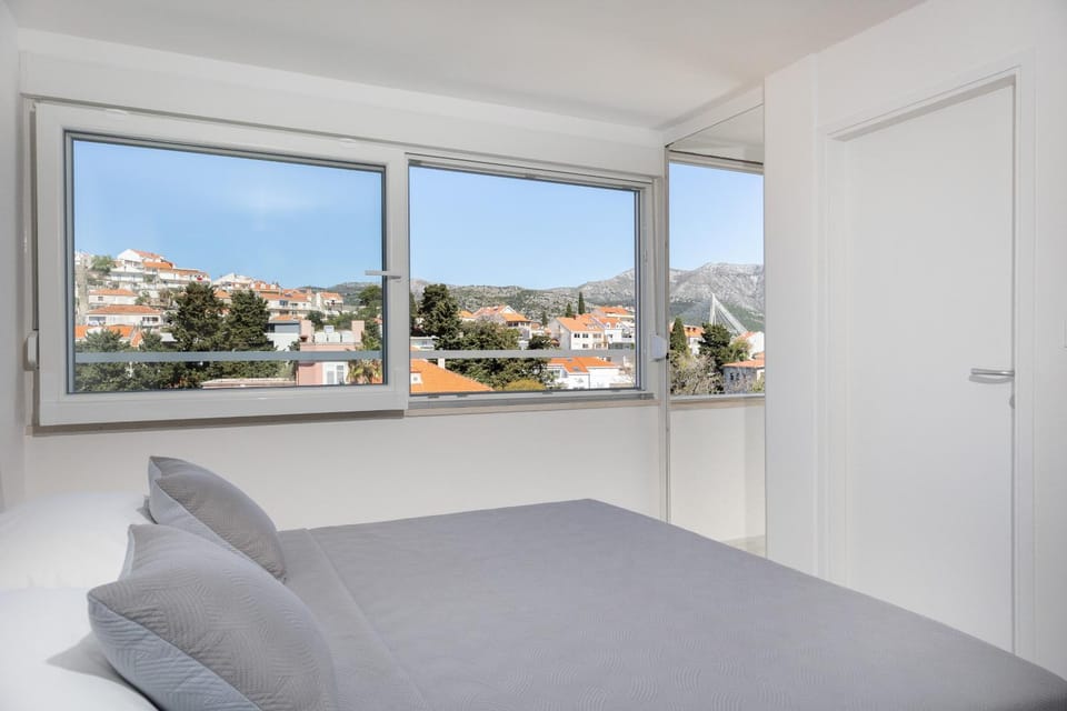 Bed, View (from property/room), View (from property/room), Bedroom, City view, Mountain view