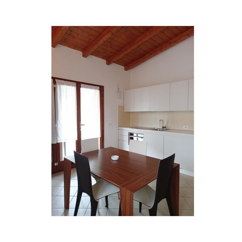 Kitchen or kitchenette, Dining area, dishwasher