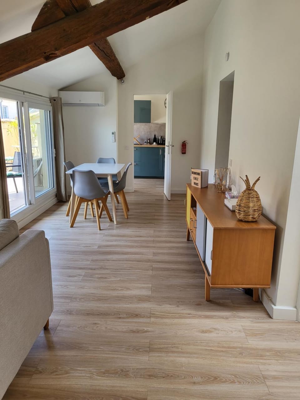 Seating area, Dining area