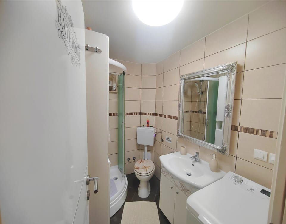 Shower, Toilet, Bathroom, Bath