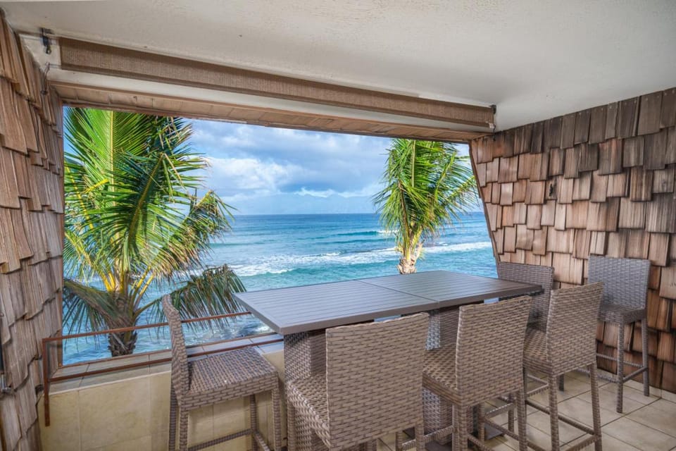 Direct Oceanfront Views Modern Penthouse in Paradise House in Napili-Honokowai