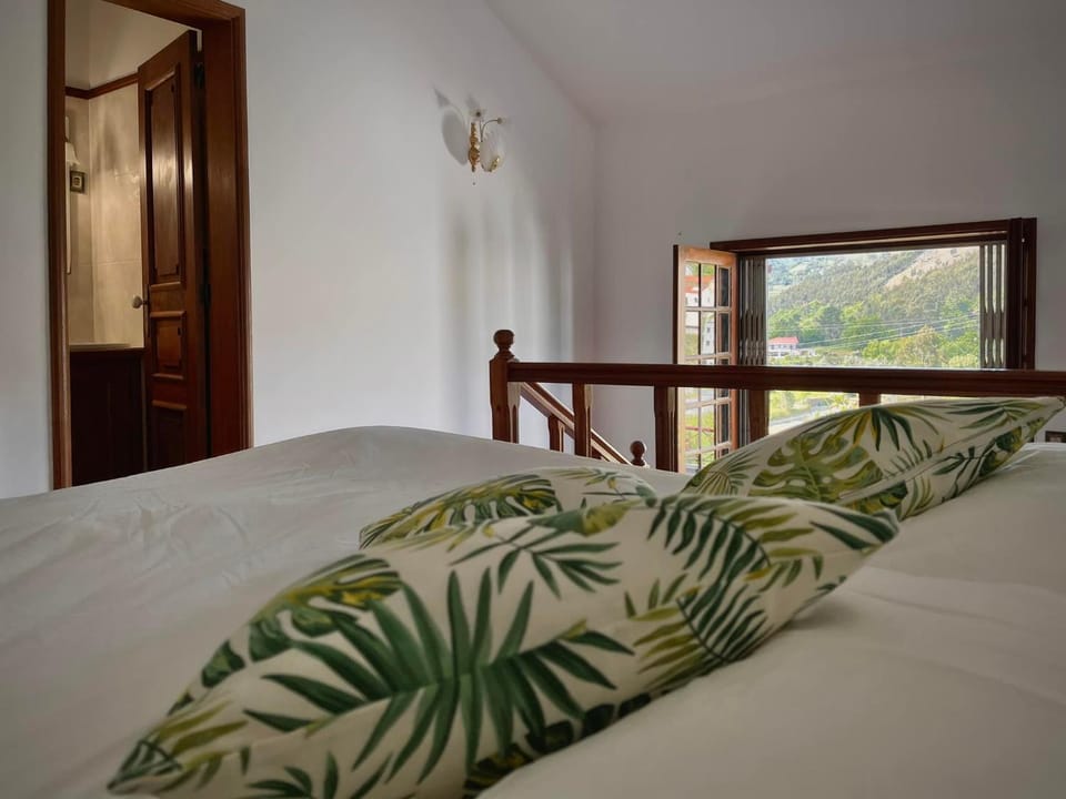 Bedroom, Mountain view
