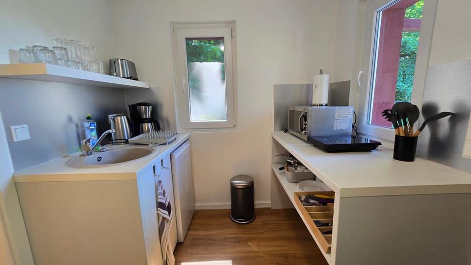 Coffee/tea facilities, Kitchen or kitchenette, microwave, stove, toaster