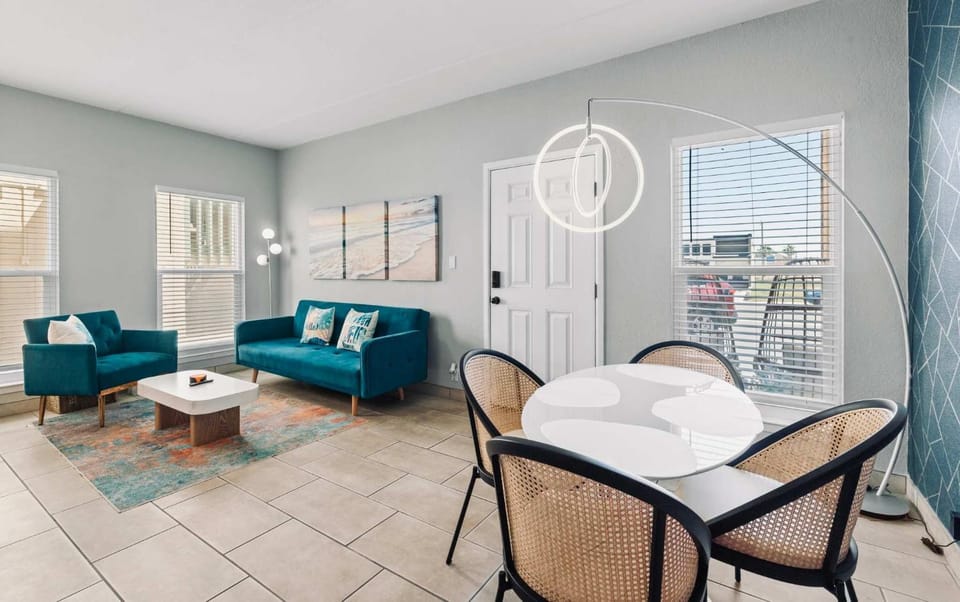 SPI Beach Condo - Just a block away to Paradise House in South Padre Island