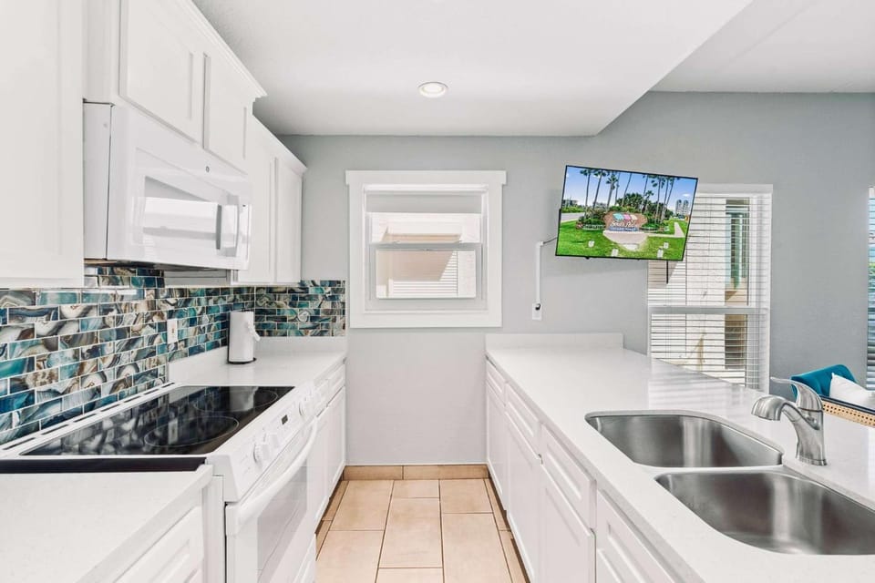 SPI Beach Condo - Just a block away to Paradise House in South Padre Island