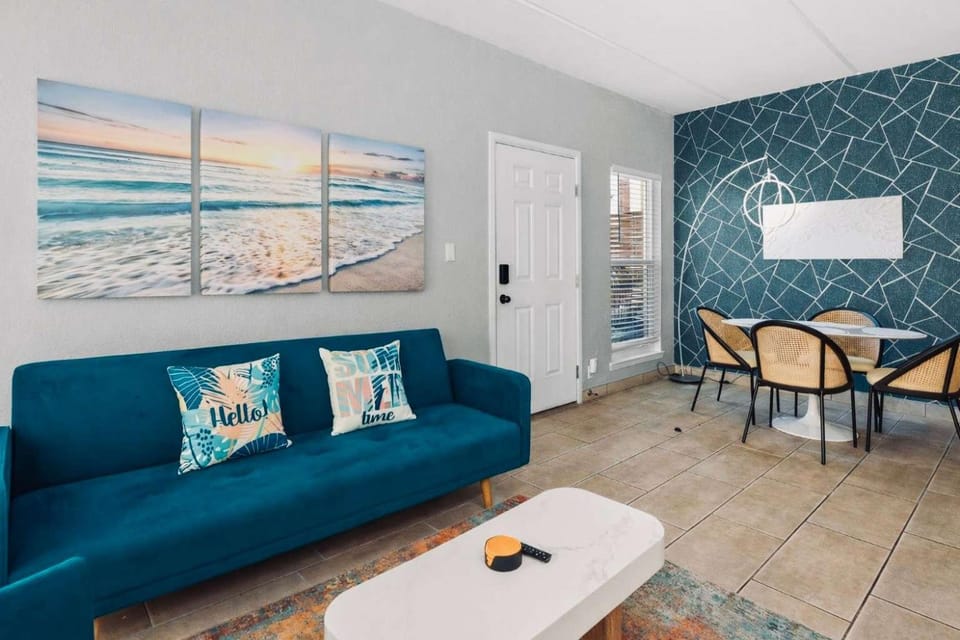 SPI Beach Condo - Just a block away to Paradise House in South Padre Island