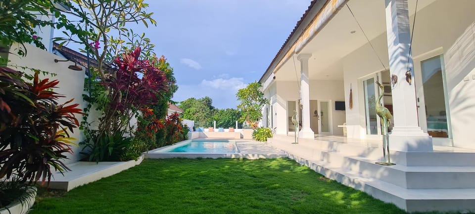 Property building, Spring, Garden, Garden view, Swimming pool