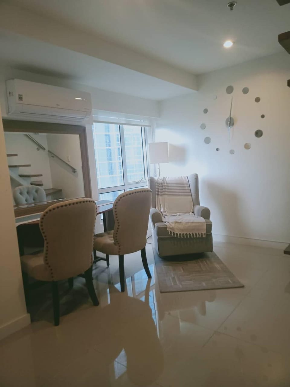 2 Bedrooms Units Forbes Area 5th Avenue BGC Center Apartment in Makati