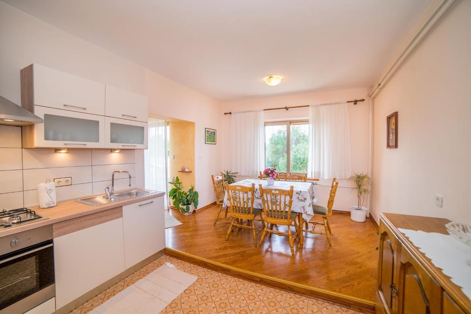 Day, Dining area