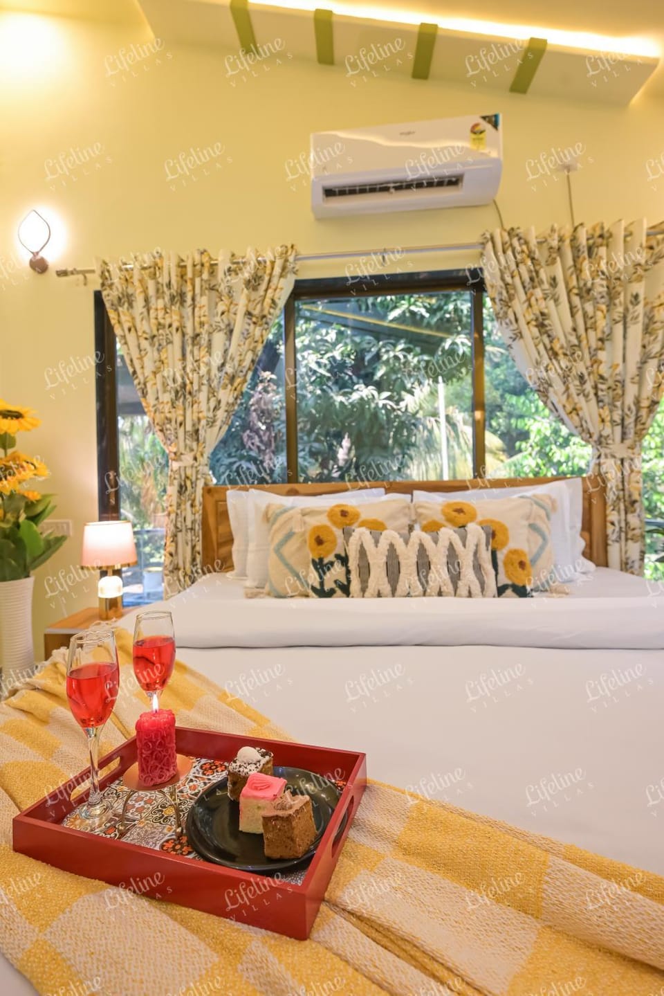 Bed, Food and drinks, Bedroom, Food, Drinks, air conditioner