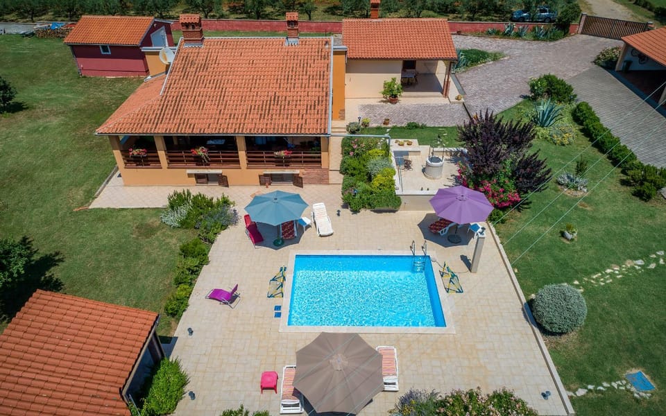 Communal lounge/ TV room, BBQ facilities, Children play ground, Darts, Garden, Minigolf, Table tennis, Banquet/Function facilities, Cycling, Communal kitchen, Pool view, Swimming pool, Sports, Entertainment