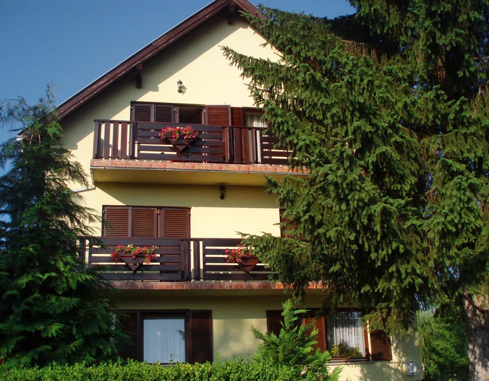 Facade/entrance, Spring