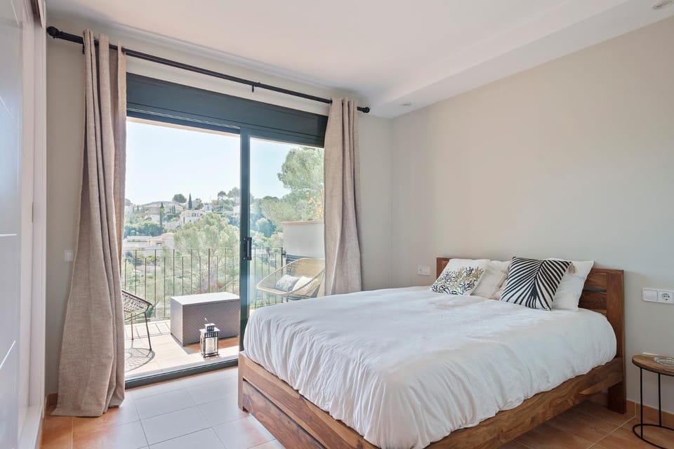 Bed, Photo of the whole room, Bedroom