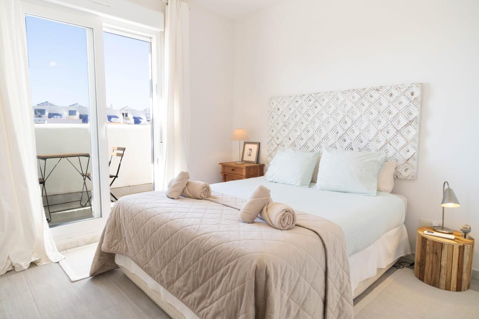 Bed, Photo of the whole room, Bedroom, towels, air conditioner