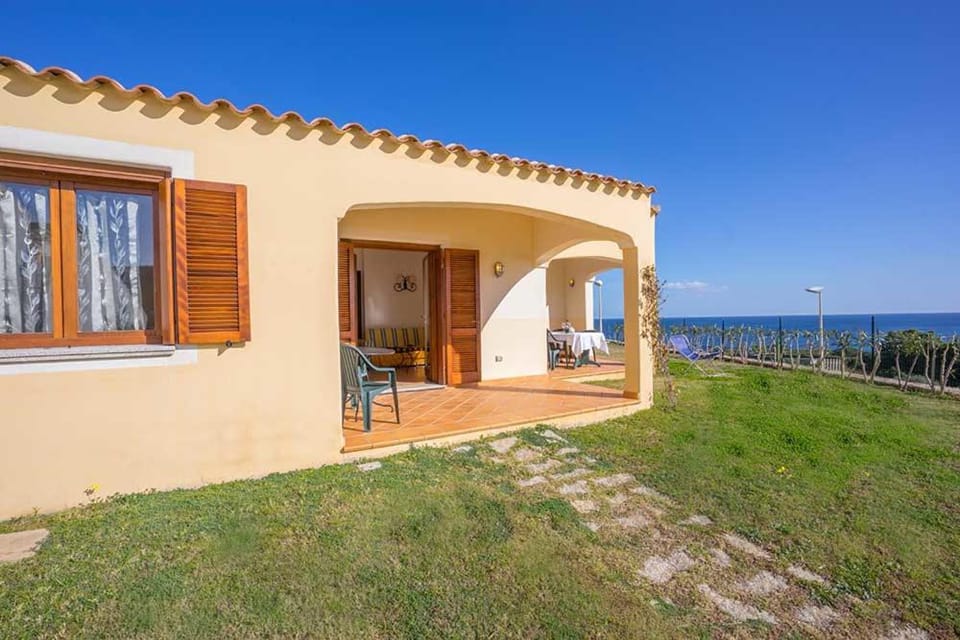 Property building, Patio, Facade/entrance, Garden