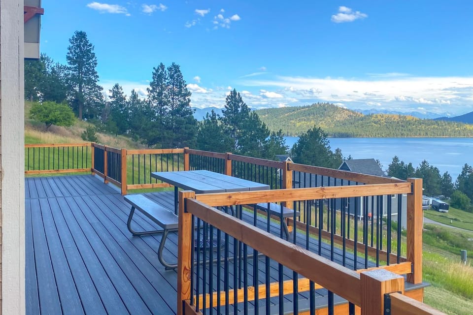 Breathtaking Mtn & Lake Views! Glacier Country Gem House in Flathead Lake