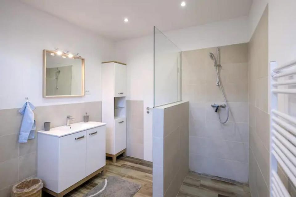 Shower, Bathroom, towels