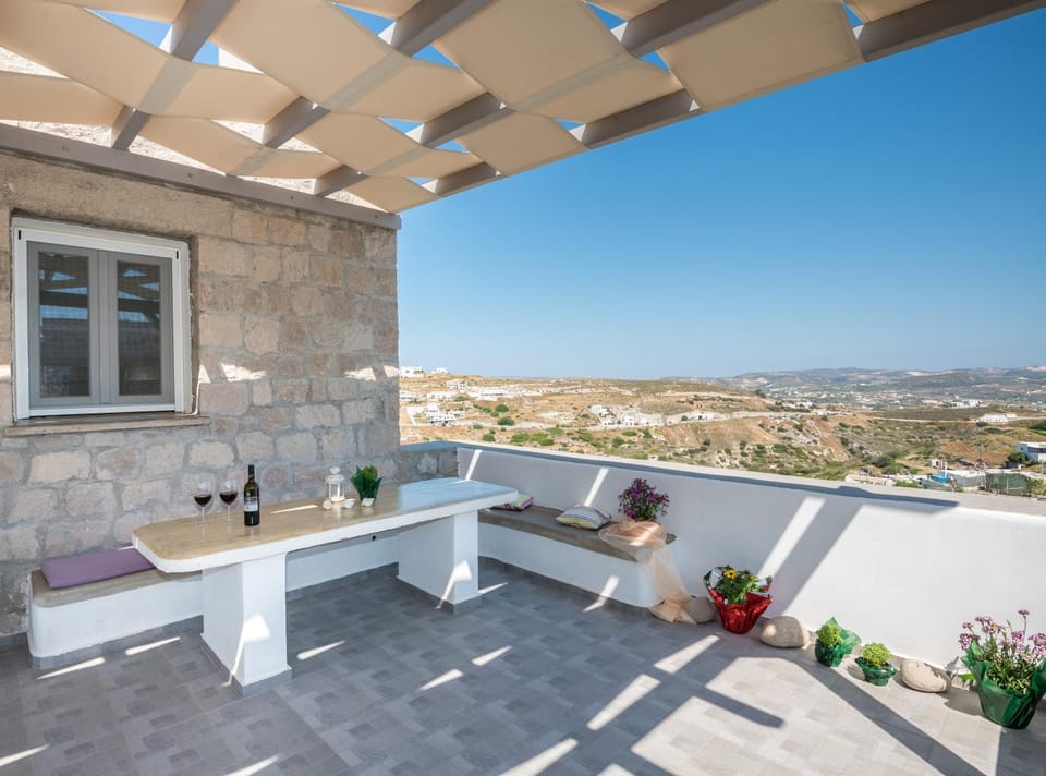 Stone house Tripiti House in Milos
