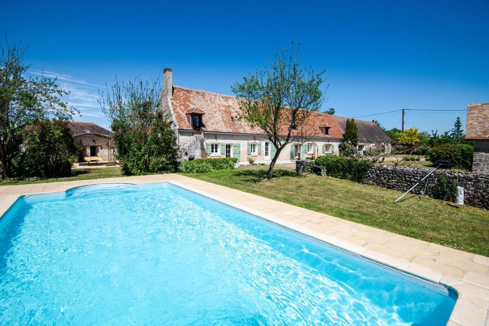 Longère classée 4 étoiles - piscine – Ambillou Bed and Breakfast in Centre-Val de Loire