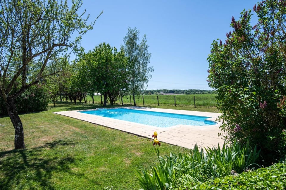 Longère classée 4 étoiles - piscine – Ambillou Bed and Breakfast in Centre-Val de Loire