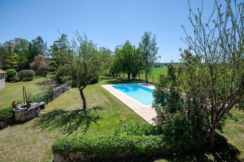 Longère classée 4 étoiles - piscine – Ambillou Bed and Breakfast in Centre-Val de Loire