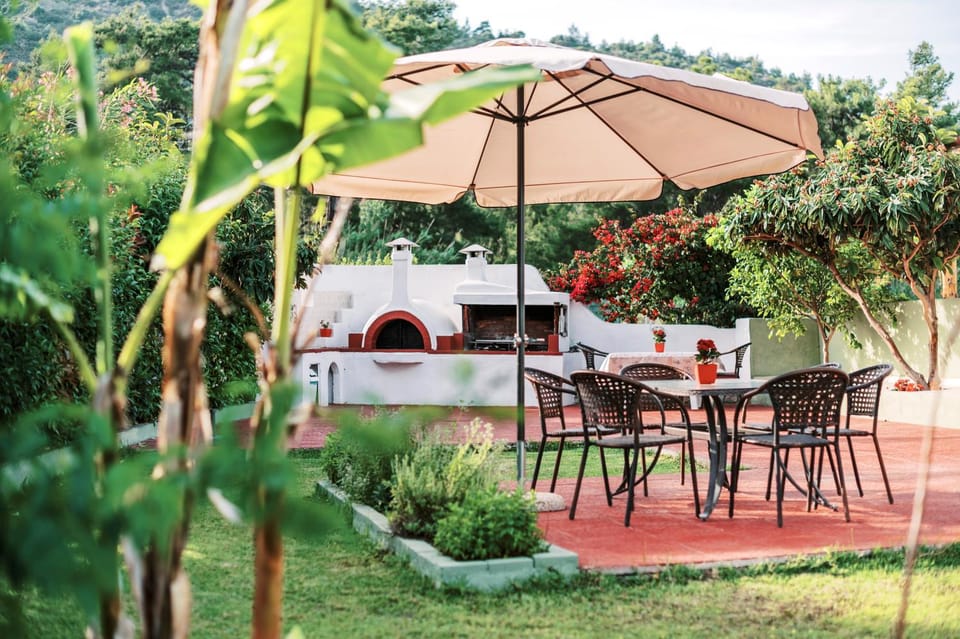 Property building, Patio, Spring, Day, Natural landscape, Garden, Garden view