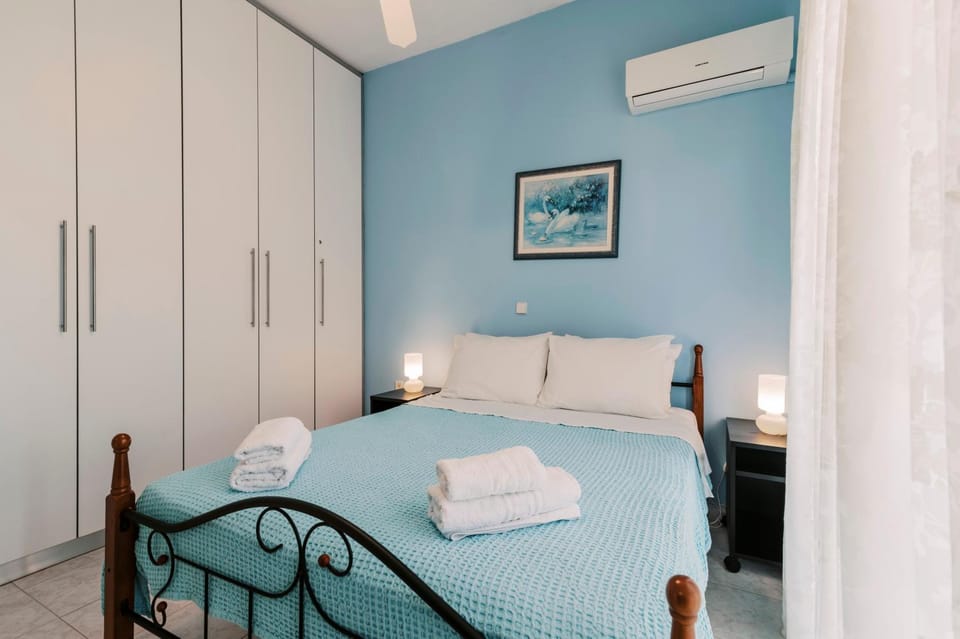 Bed, Photo of the whole room, Bedroom, towels, wardrobe, air conditioner