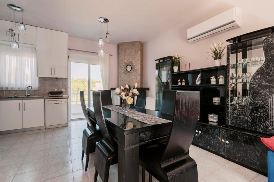 Kitchen or kitchenette, Dining area, dishwasher, oven, stove, air conditioner