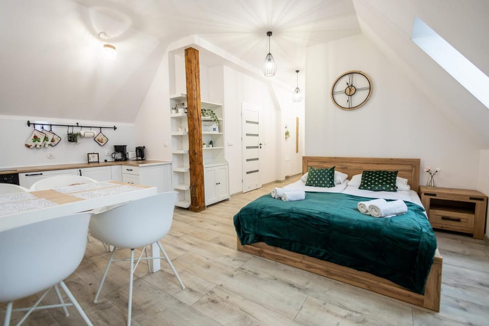 Kitchen or kitchenette, Living room, Photo of the whole room, Seating area, Bedroom, towels
