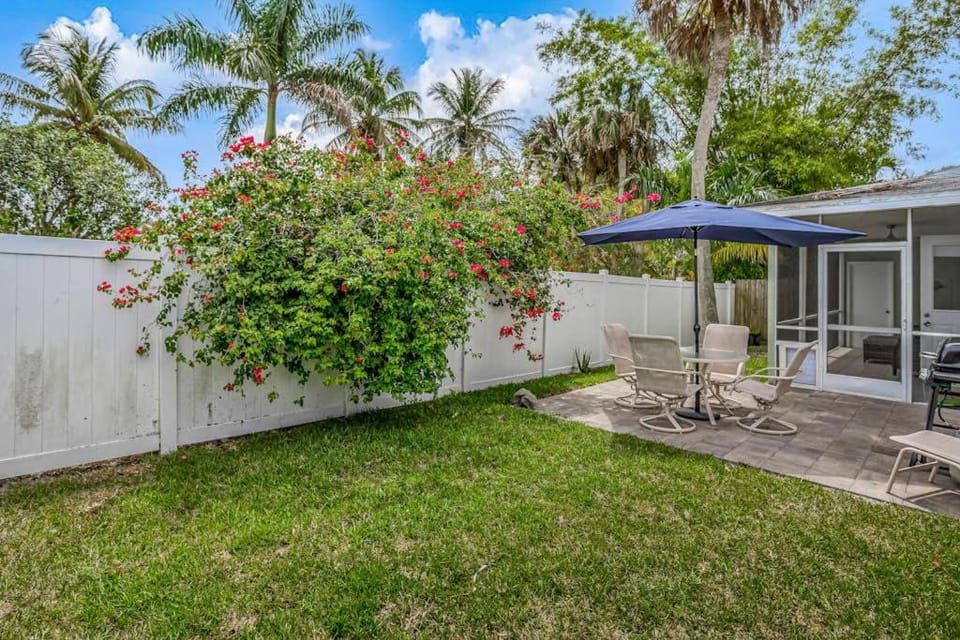 Smugglers Cove Retreat House in East Naples