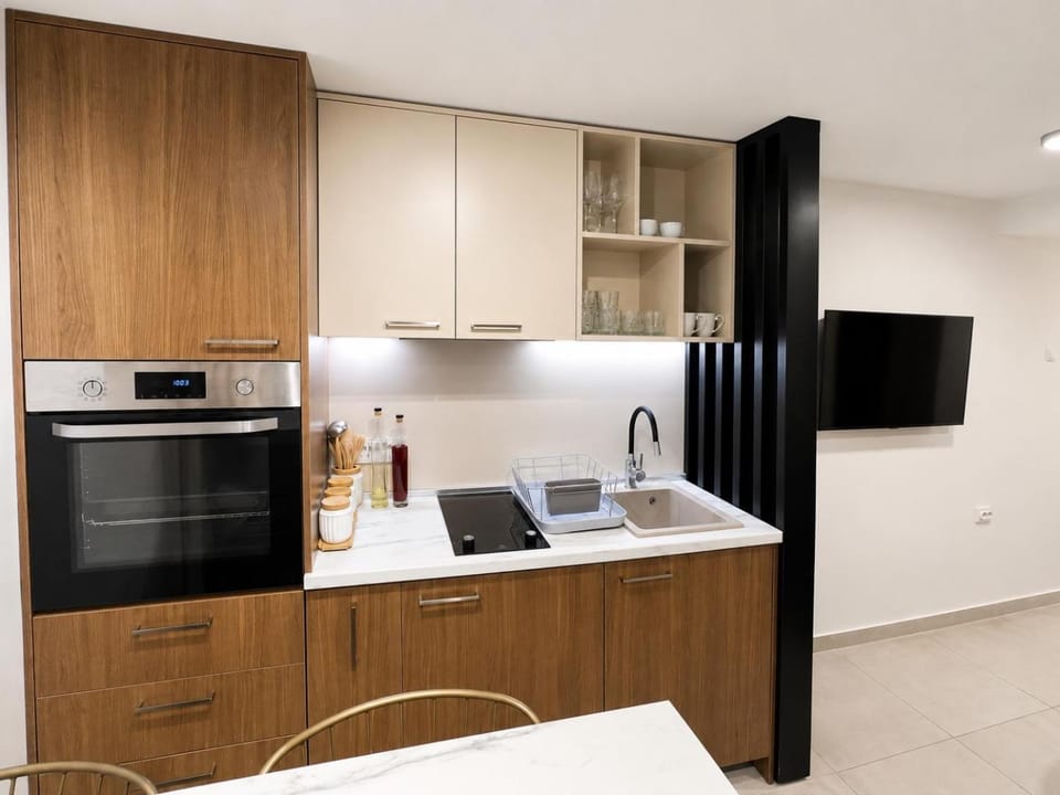TV and multimedia, Kitchen or kitchenette, oven, stove