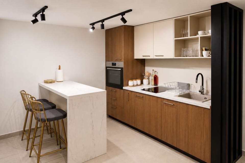 Coffee/tea facilities, Kitchen or kitchenette, Dining area, oven, stove