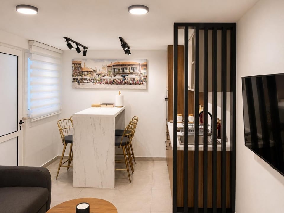 Kitchen or kitchenette, Living room, Seating area, Dining area