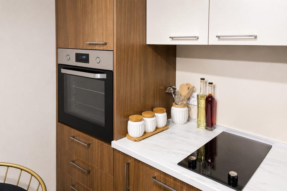 Coffee/tea facilities, Kitchen or kitchenette, minibar, oven, stove