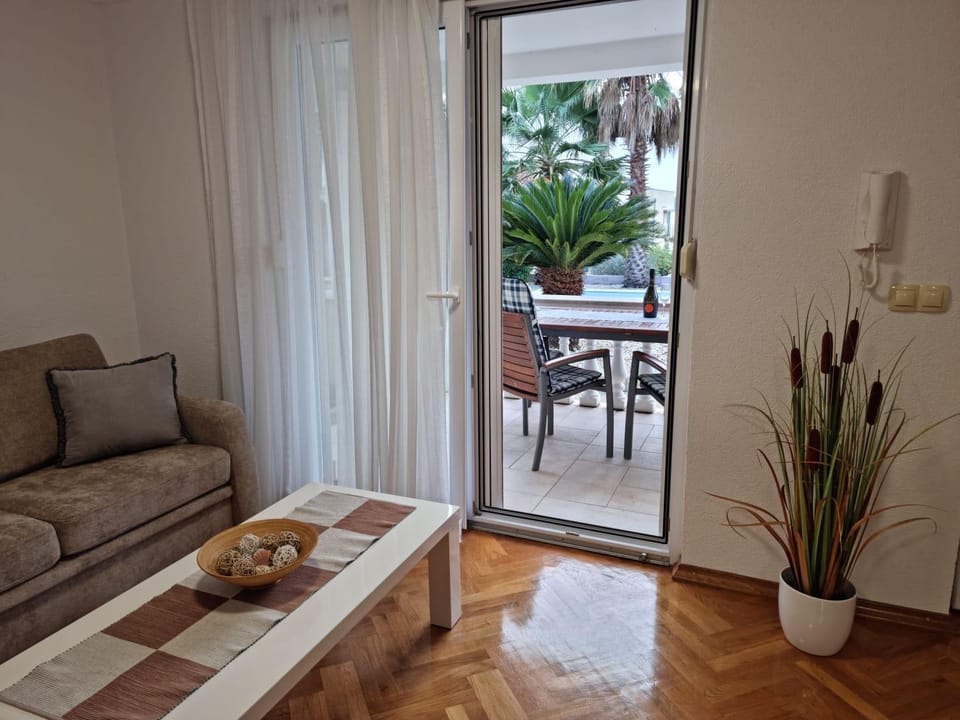 View (from property/room), Balcony/Terrace, Living room