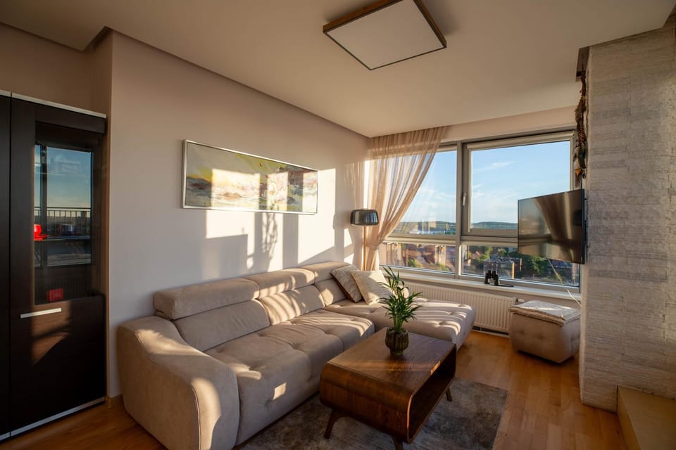 Bird's eye view, TV and multimedia, View (from property/room), Living room, Seating area, City view, Sea view, Street view, air conditioner
