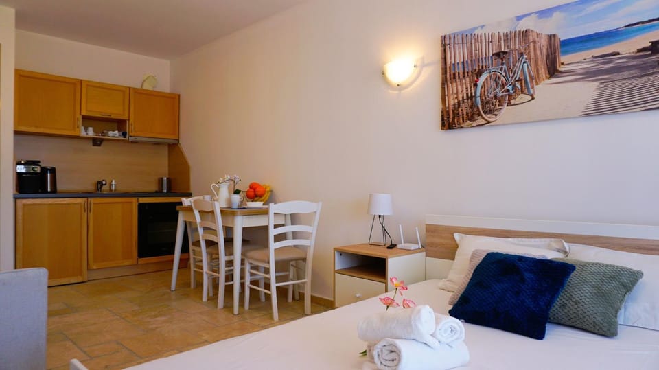 Photo of the whole room, Seating area, Dining area