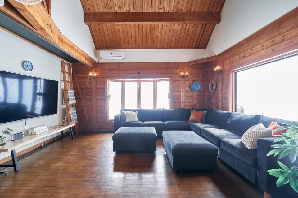 Communal lounge/ TV room, TV and multimedia, Living room, Seating area, Evening entertainment