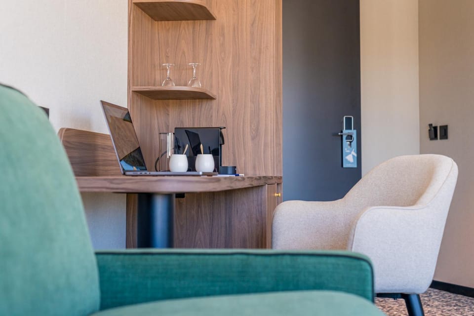 Coffee/tea facilities, Seating area