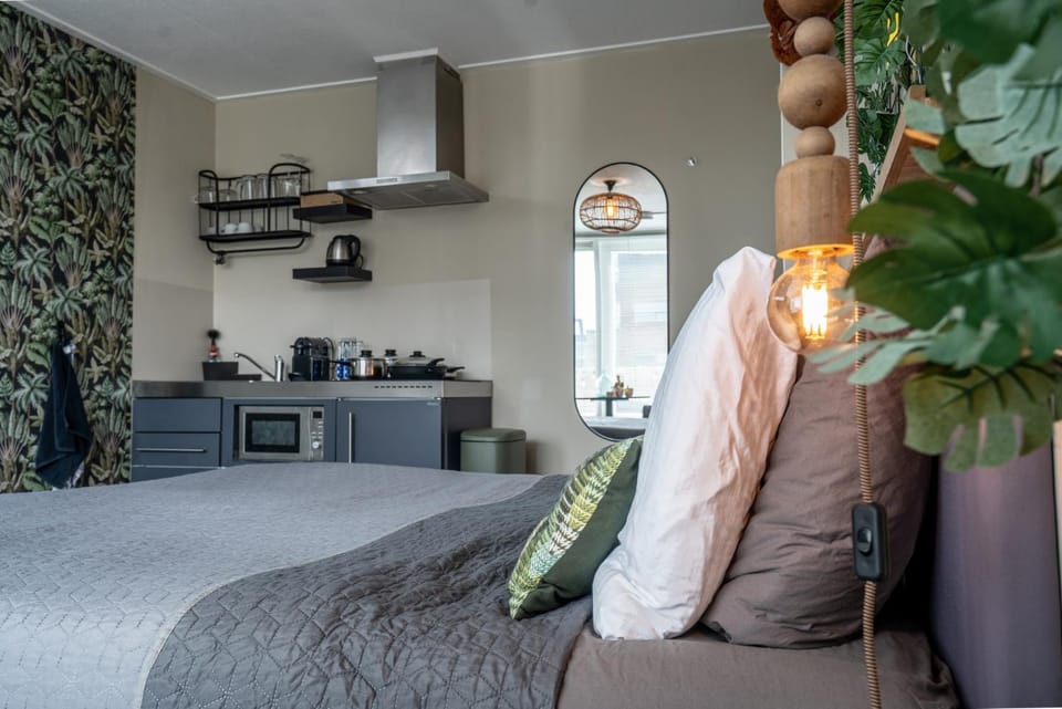 The Jungle - duo studio with kingsize terrace Apartment in Groningen
