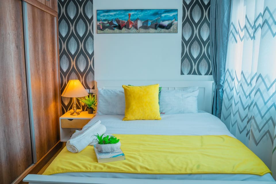 Photo of the whole room, Bedroom