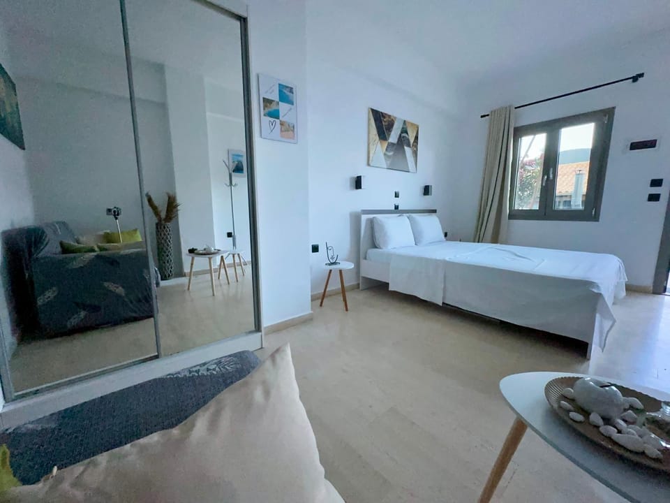 Bed, Photo of the whole room, Seating area, Bedroom