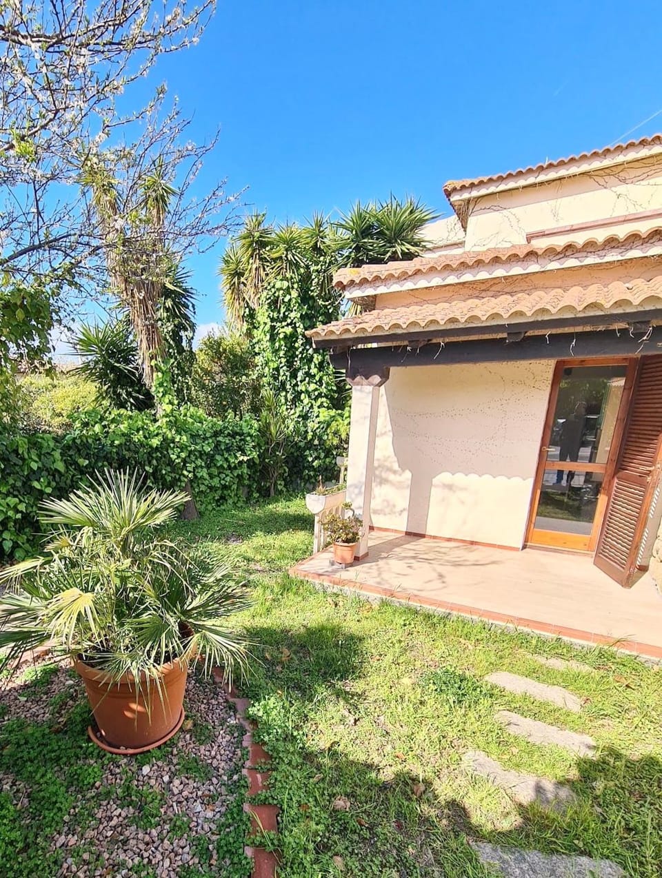 Property building, Patio, Facade/entrance, Summer, Garden