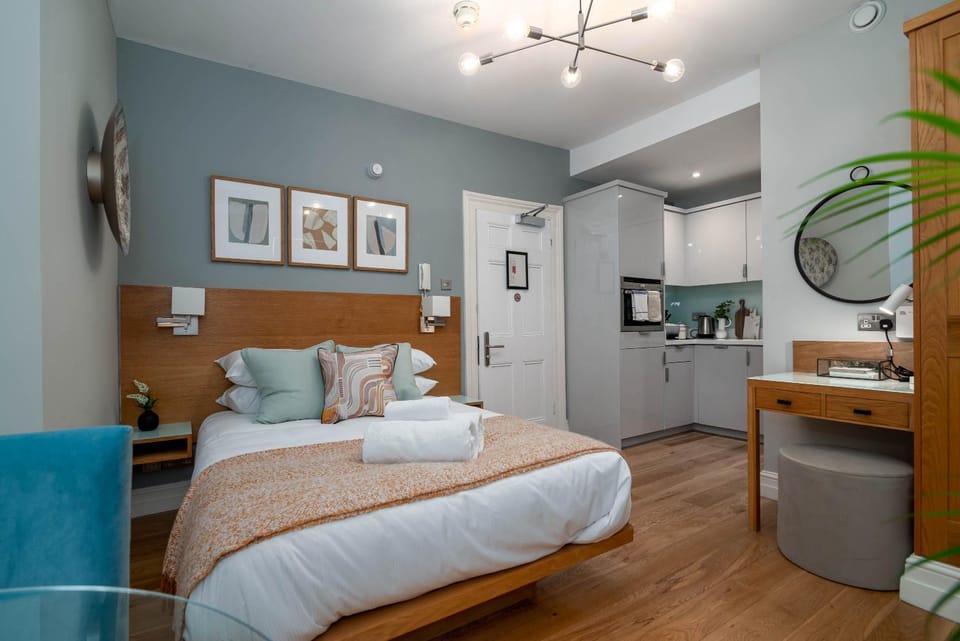 Bed, Kitchen or kitchenette, Photo of the whole room