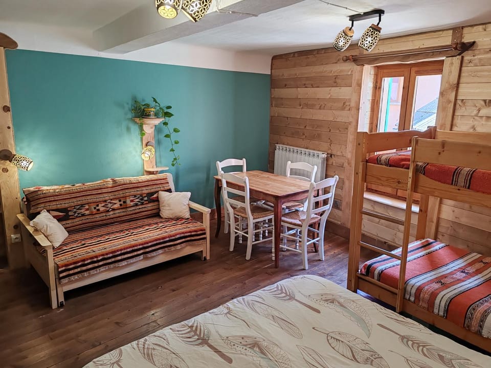 Night, Living room, Bedroom, cot, bunk bed, heating