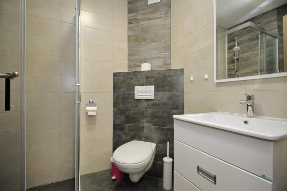 Shower, Toilet, Bathroom, towels