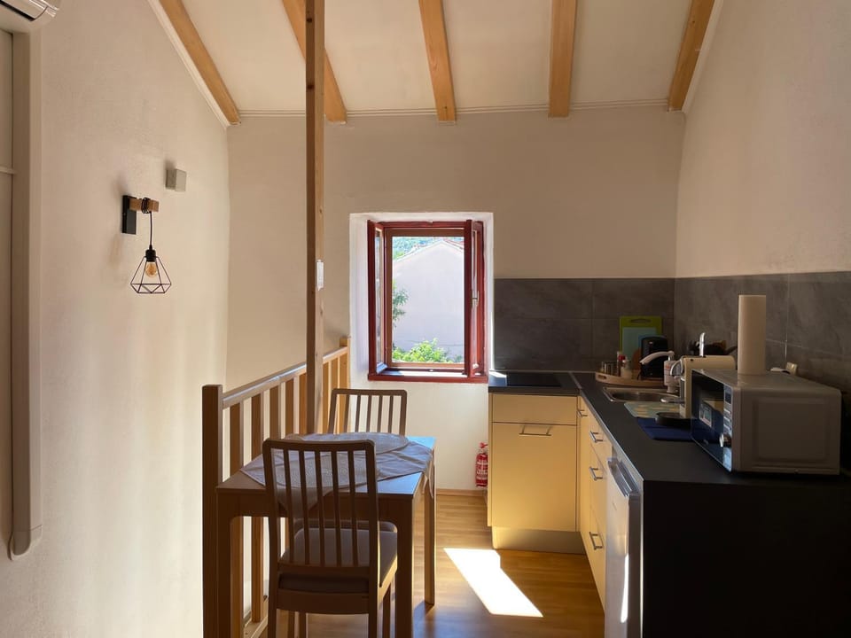 Coffee/tea facilities, Kitchen or kitchenette, Dining area, minibar, stove, toaster