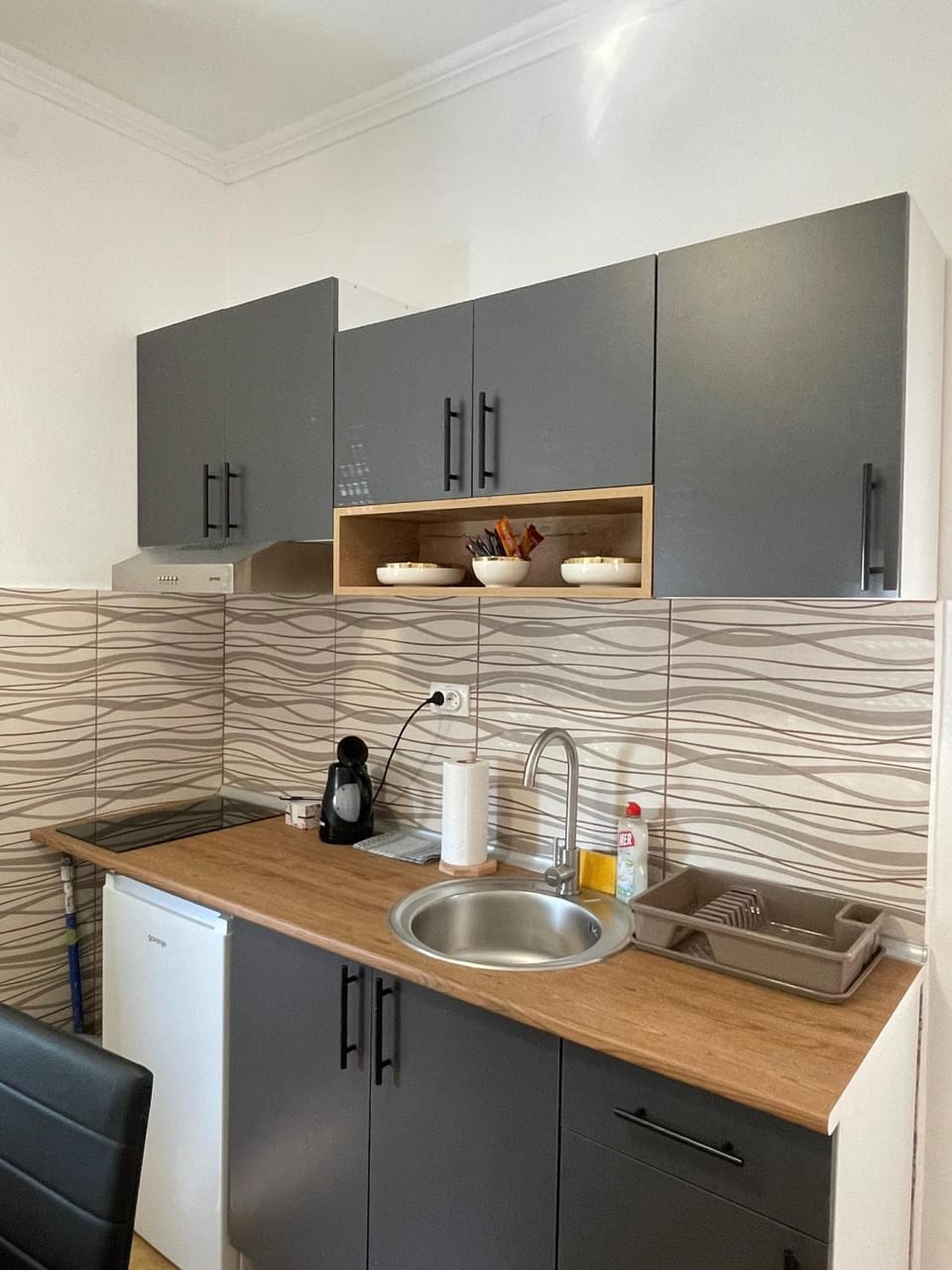 Coffee/tea facilities, Kitchen or kitchenette, stove