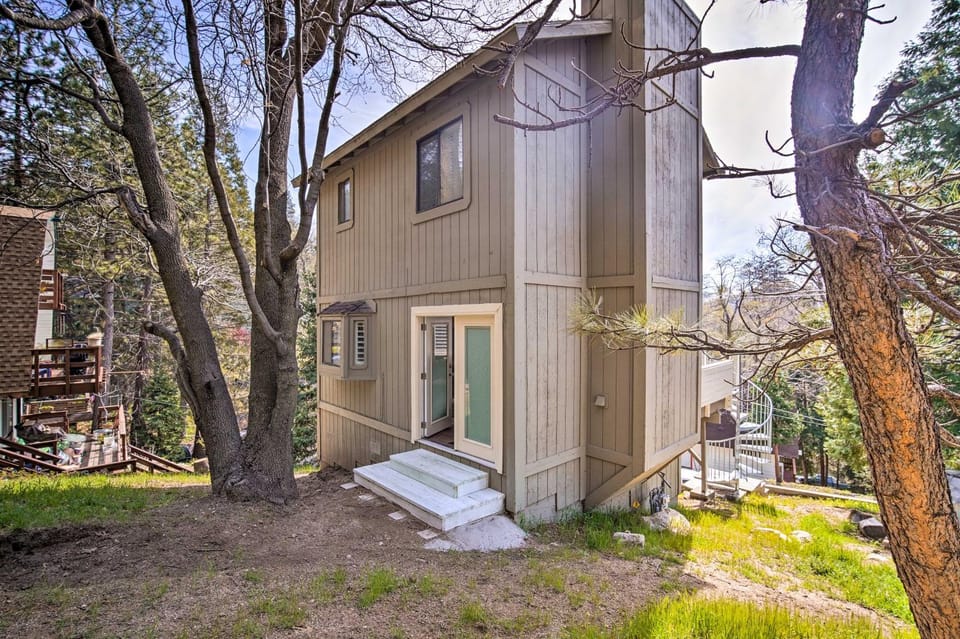 Crestline Cabin w/ Deck: 1 Mi to Lake Gregory Cabin in Crestline