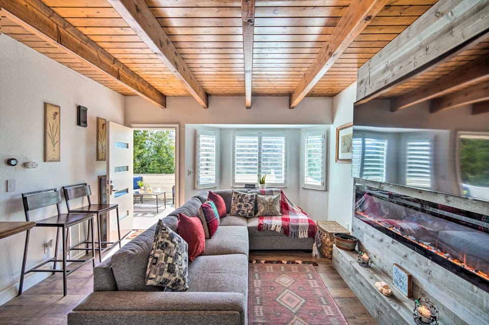 Crestline Cabin w/ Deck: 1 Mi to Lake Gregory Cabin in Crestline